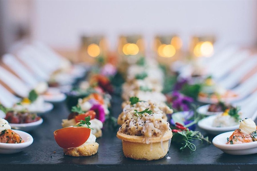 Wedding catering tips to take the stress away for your wedding day